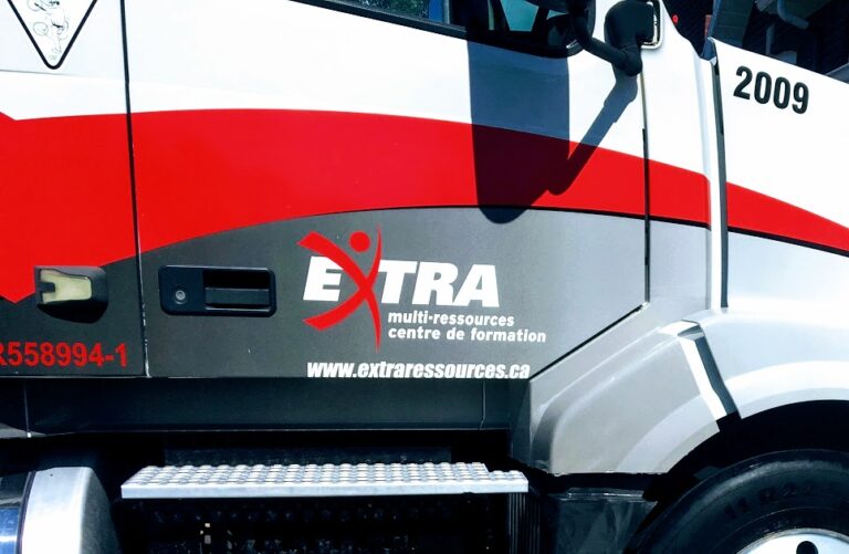 Gros plan du logo d'Extra Centre de formation sur un camion poid lourd